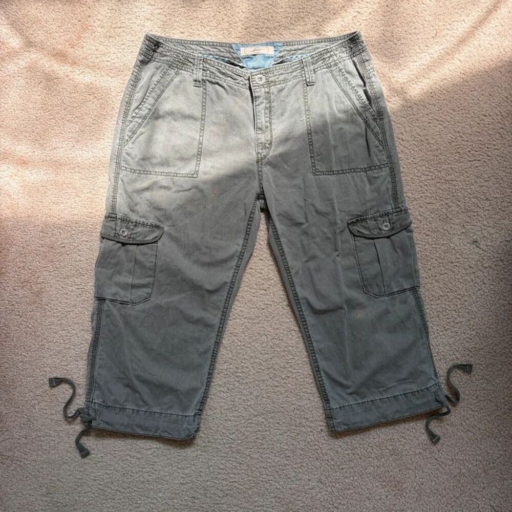 y2k vintage authentic 2000s levi’s olive cargo capri with ankle ties